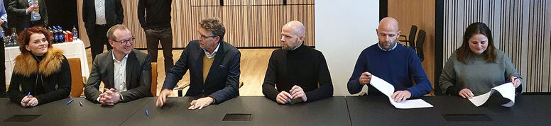 Undirritun samnings. Frá vinstri: Björg Fenger fulltrúi í Samráðsnefnd skíðasvæðanna og verkefnahópi um  framkvæmdirnar, Páll Björgvin Guðmundsson framkvæmdastjóri SSH, Gunnar Einarsson formaður stjór