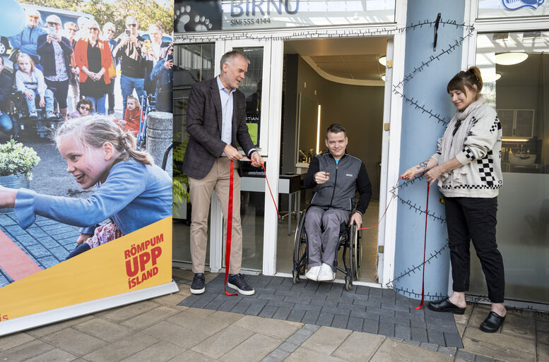 Almar Guðmundsson, Hákon Atli Bjarkason og Mar­grét Rut Eddu­dótt­ir sáu um borðaklippingu