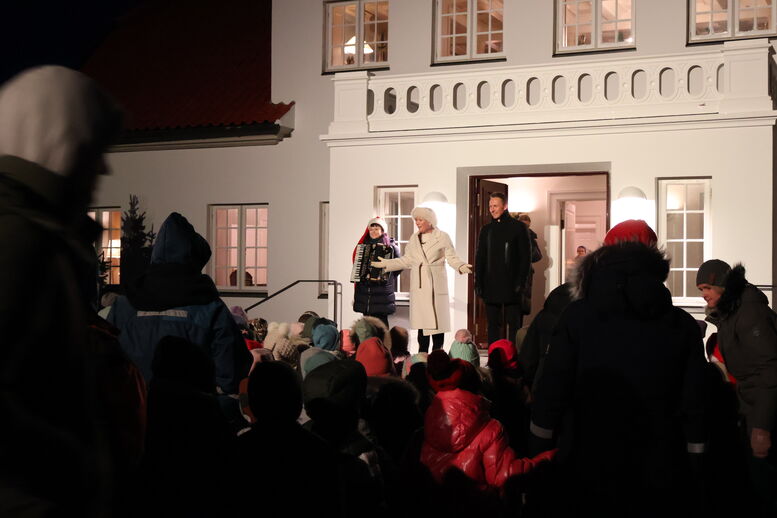 Börn á Álftanesi tendruðu jólaljósin á Bessastöðum