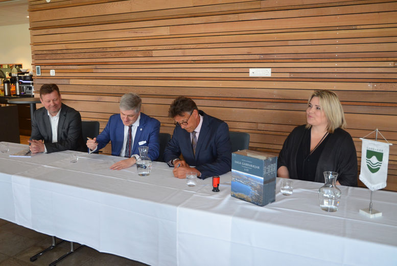 Ritað undir samning um kaup Garðabæjar á Vífilsstaðalandi