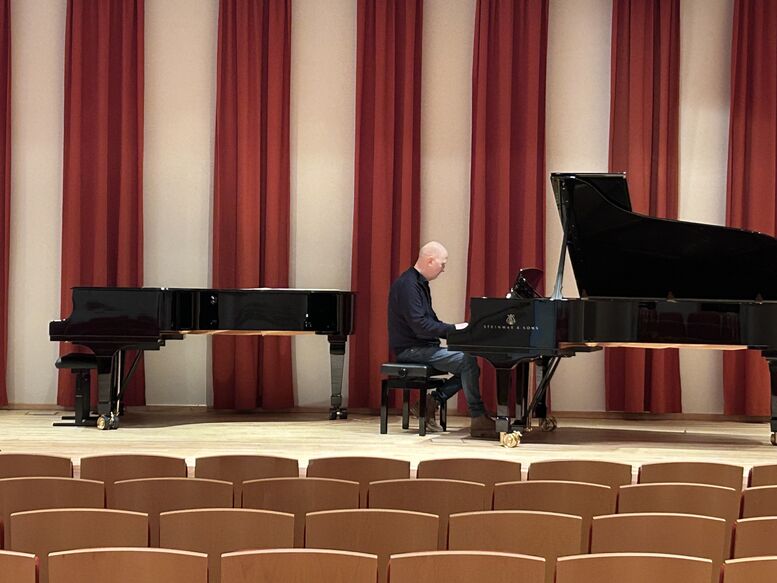 Vígja nýja flygilinn með tónleikum