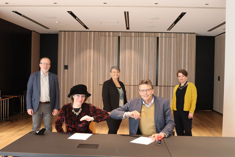 Frá undirritun samningsins.