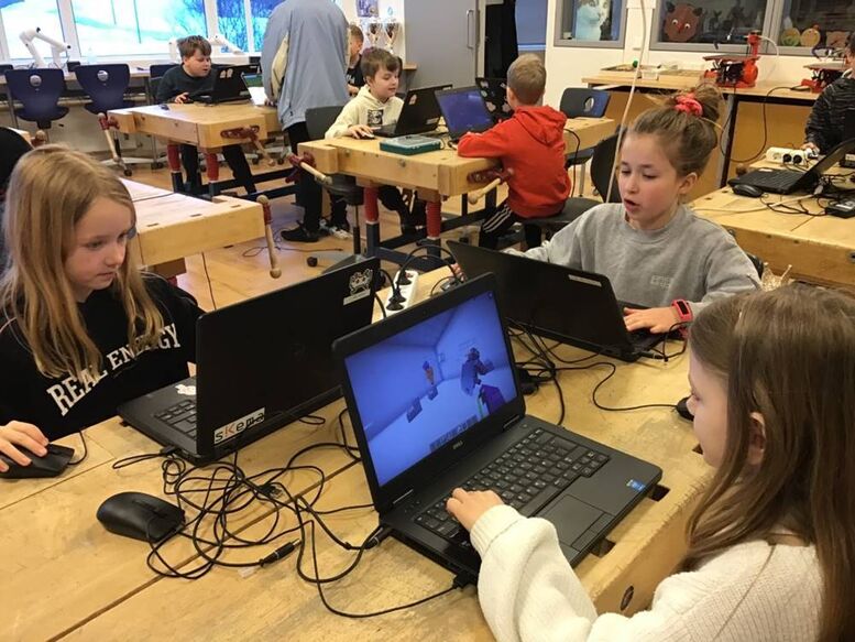 Nemendur Hofsstaðaskóla byggðu skólann sinn í minecraft.
