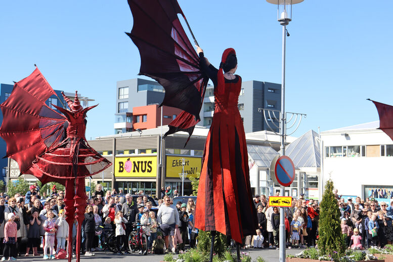 Rauðglóandi götuleikhús - opnunaratriði listahátíðar