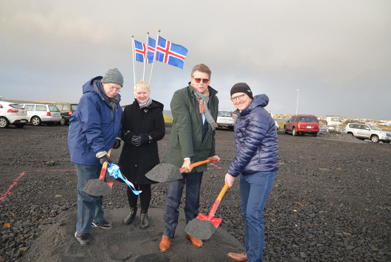 yrsta skóflustungan tekin að nýjum búsetukjarna fyrir fatlað fólk við Unnargrund í Garðabæ.