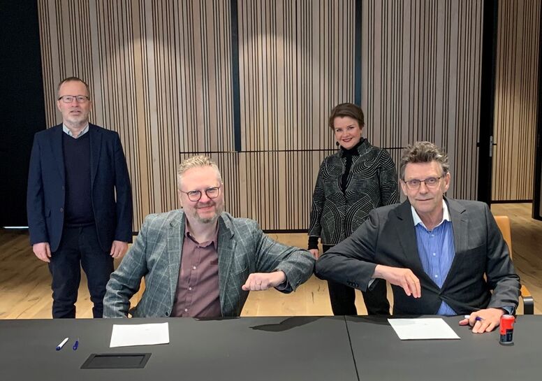 Gunnar Einarsson bæjarstjóri og Sigurður Flosason framkvæmdastjóri Jazzhátíðar í Garðabæ rita undir samstarfssamning en Ólöf Breiðfjörð menningarfulltrúi og Gunnar Valur Gíslason fylgjast með.