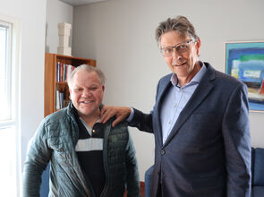 Denni með barmerki Garðabæjar.