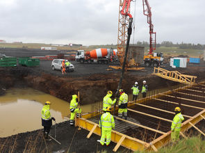 Útveggur steyptur í fjölnota íþróttahúsi í Vetrarmýri