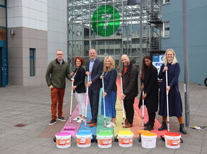 Bæjarfulltrúar byrjuðu að mála regnbogalitina fyrir framan Garðatorg í morgun.