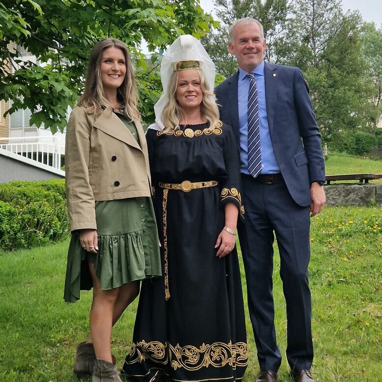 Forseti bæjarstjórnar, Margrét Bjarnadóttir, fjallkonan Sigrún Ósk Ólafsdóttir og bæjarstjóri Almar Guðmundsson