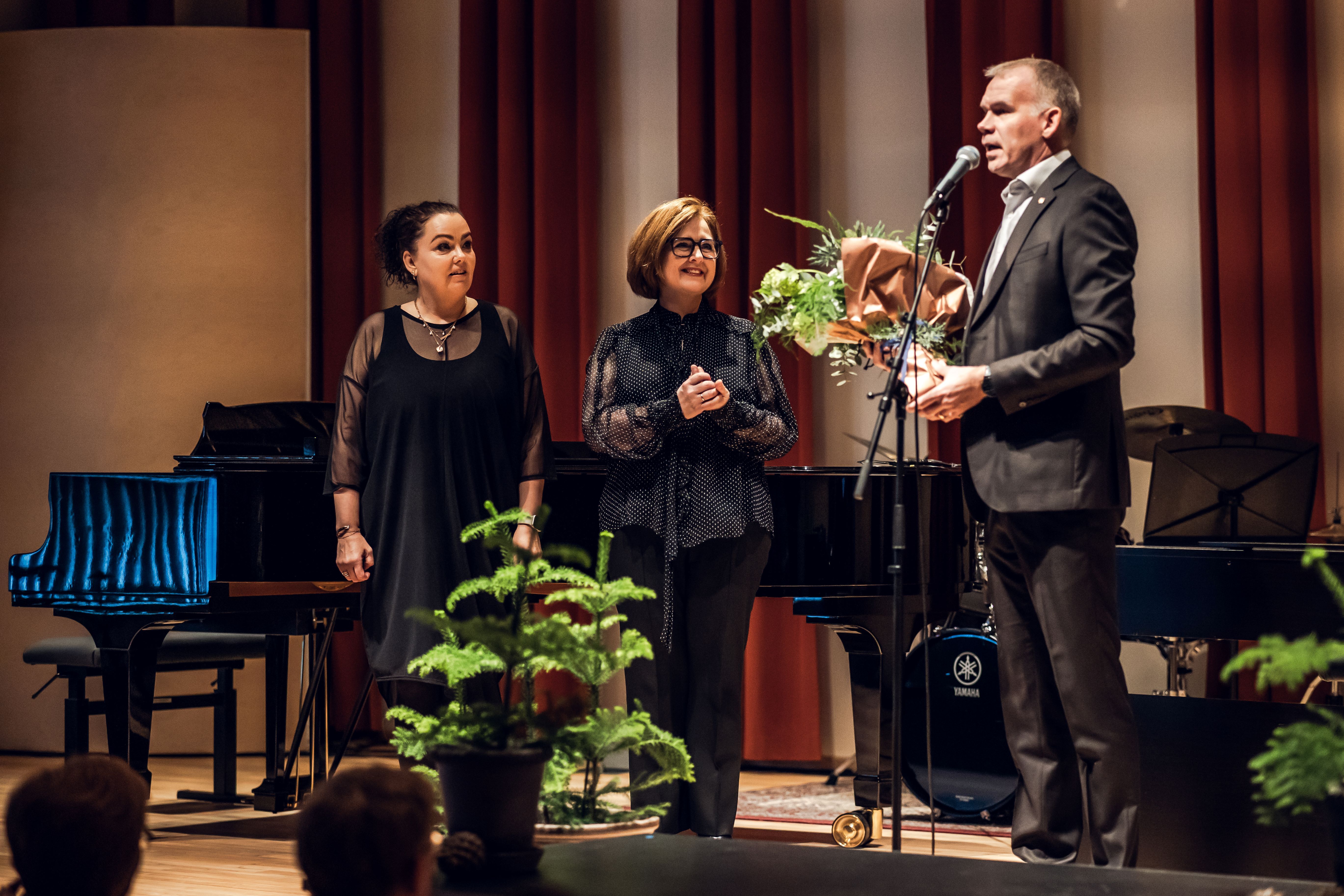 Skolastjori-og-adstodarskolastjori-taka-vid-blomum-og-lykli-af-nyjum-flygli
